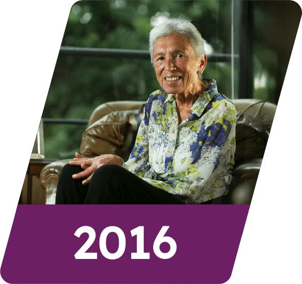 > Honramos su legado